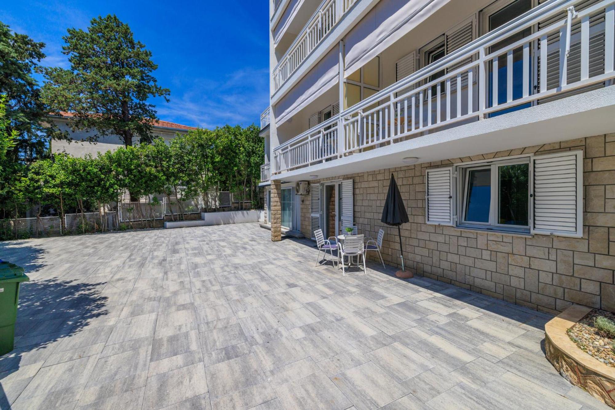 Podvezanec Appartement Dramalj Buitenkant foto
