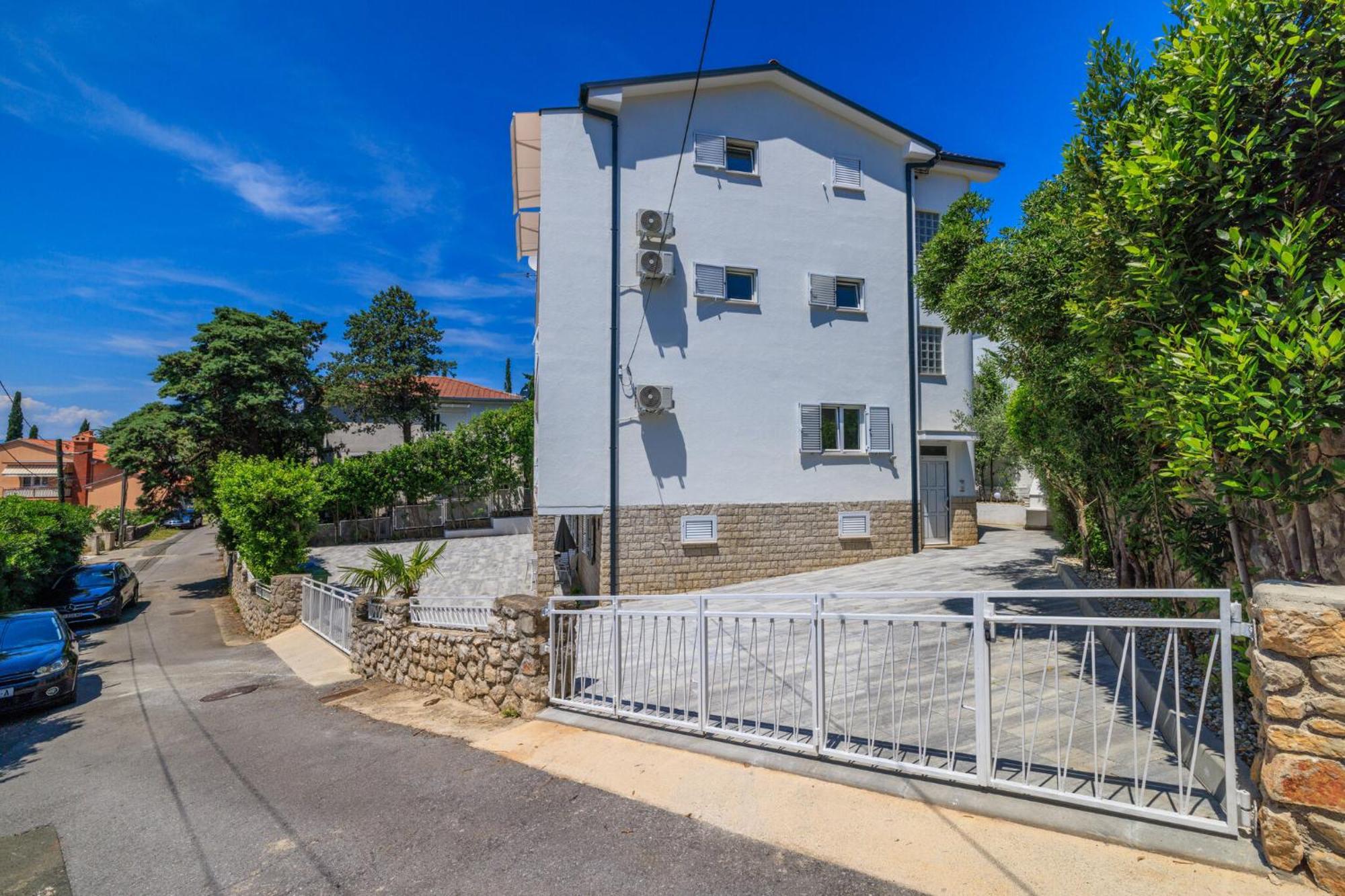 Podvezanec Appartement Dramalj Buitenkant foto