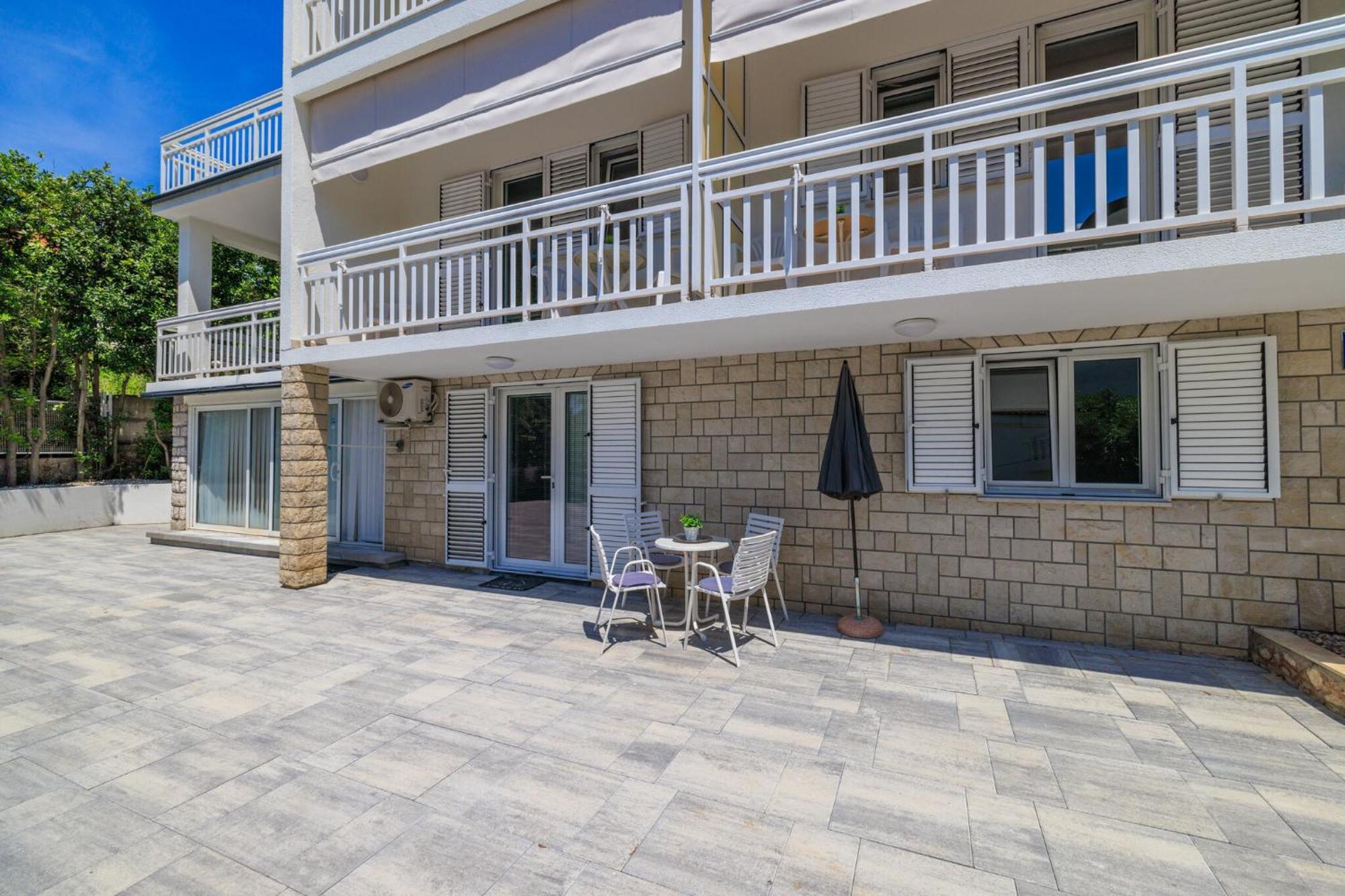 Podvezanec Appartement Dramalj Buitenkant foto
